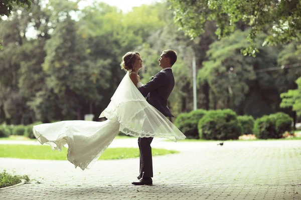 Baile de boda de novia y novio en el parque — Foto de Stock