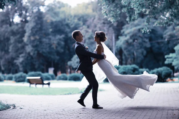 Novia y novio en el parque de verano —  Fotos de Stock