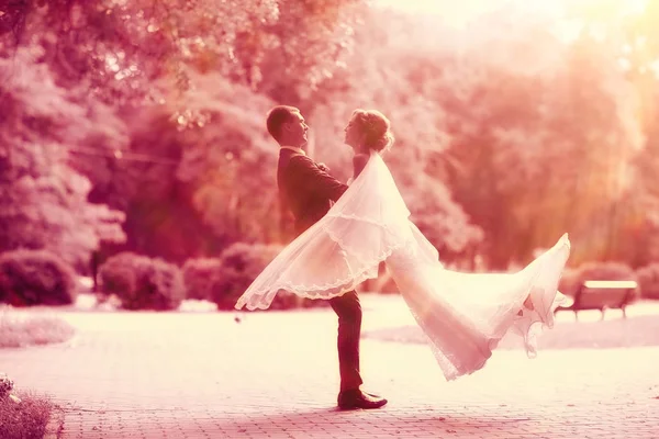 Brautpaar im Herbstpark — Stockfoto