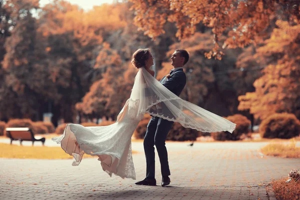 Gelin ve damat Park dans düğün 