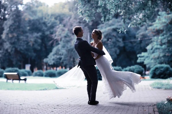 Gelin ve damat Park dans düğün 