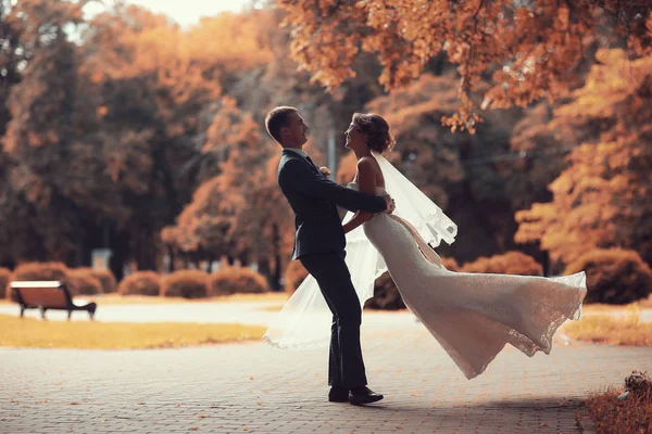 Esküvői tánc-a parkban jegyesek — Stock Fotó