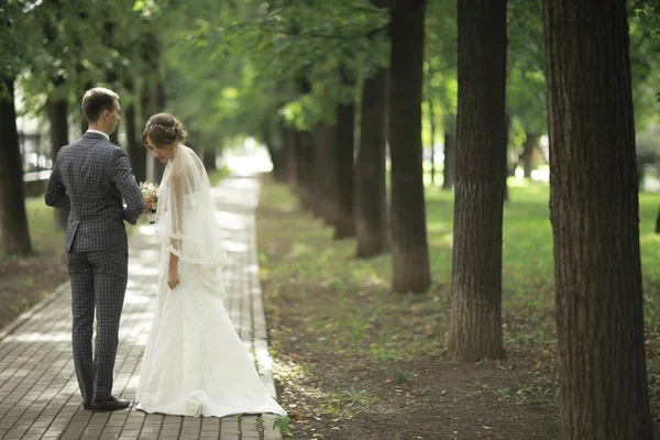 Mariée et marié dans le parc d'été — Photo