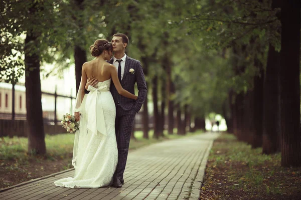 Novia y novio en el parque de verano — Foto de Stock