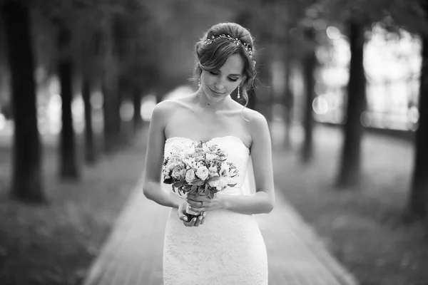 Sposa con mazzo di fiori — Foto Stock