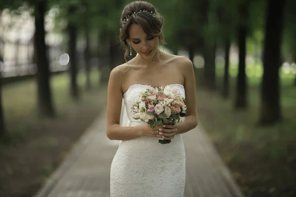 Novia con ramo de flores —  Fotos de Stock