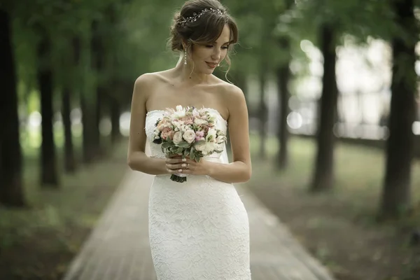 Noiva com buquê de flores — Fotografia de Stock