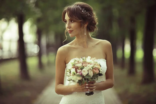 Noiva com buquê de flores — Fotografia de Stock