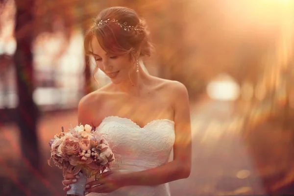 Sposa con mazzo di fiori — Foto Stock