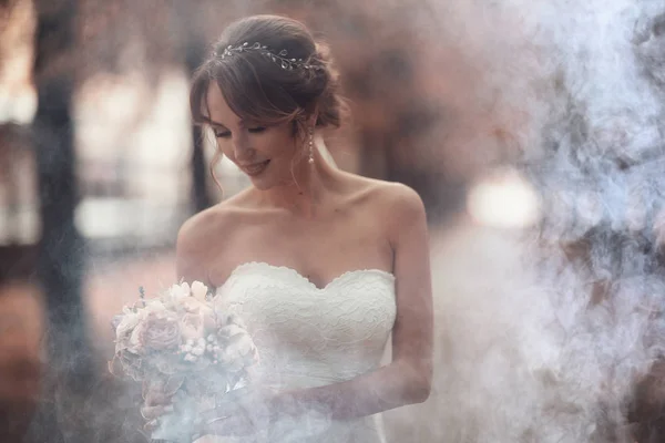 Bride with bouquet of flowers — Stock Photo, Image