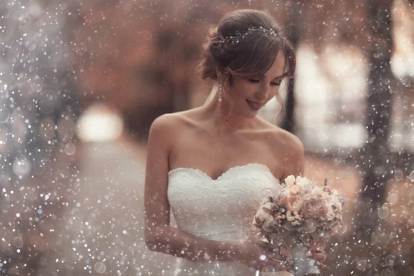 Sposa con mazzo di fiori — Foto Stock