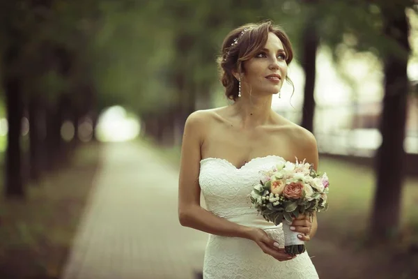 Bruid met boeket van bloemen — Stockfoto