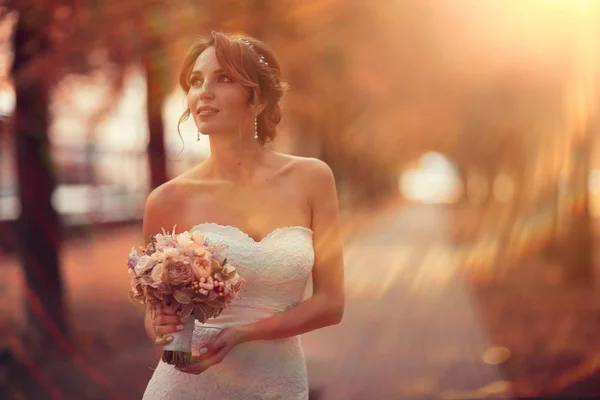 Sposa con mazzo di fiori — Foto Stock