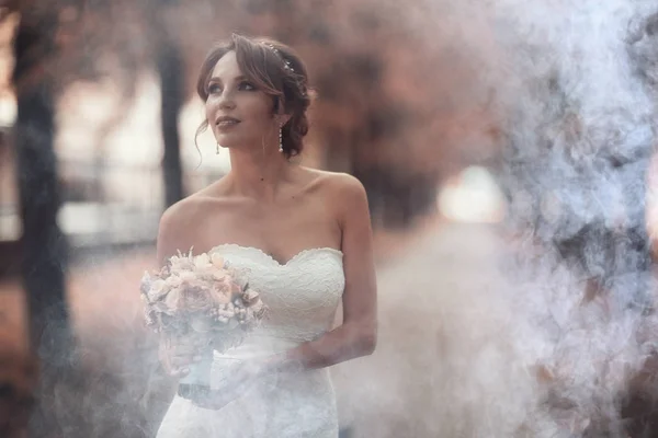 Novia con ramo de flores — Foto de Stock