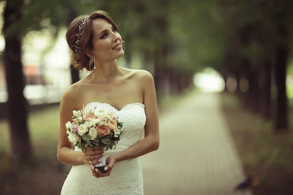 Bride with bouquet of flowers — Stock Photo, Image