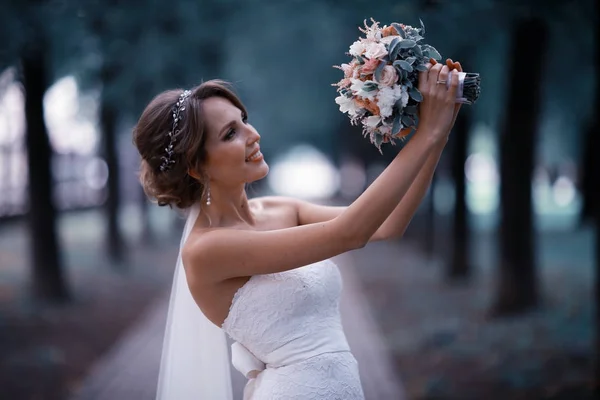 Sposa con mazzo di fiori — Foto Stock