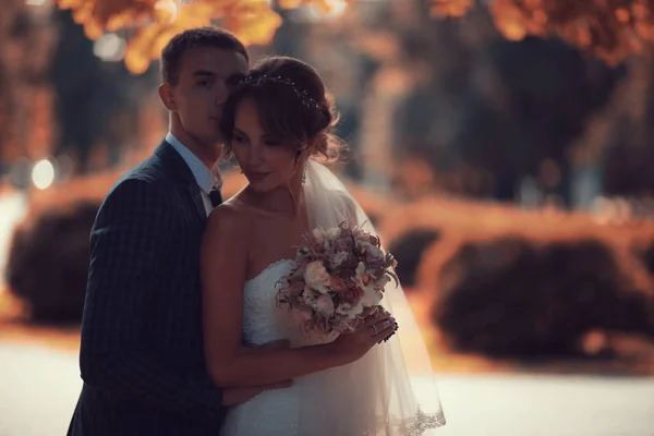 Nevěsta a ženich v podzimním parku — Stock fotografie