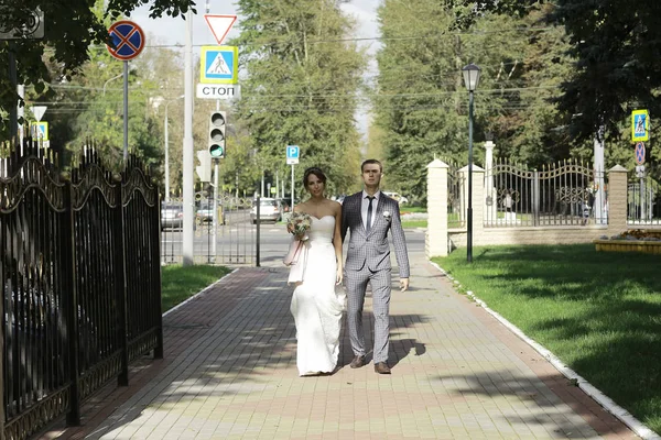 Bride and groom in summer park — Stock Photo, Image