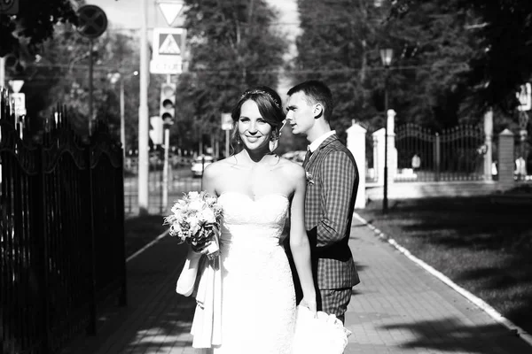 Bride and groom in summer park — Stock Photo, Image