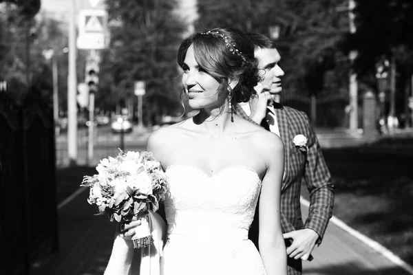 Sposa e sposo nel parco — Foto Stock