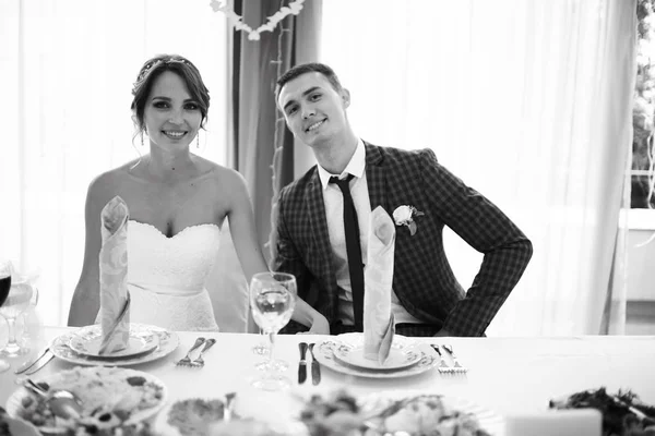 Vackra Unga Brudparet Stilig Sitter Vid Middagsbordet Bröllopsdagen — Stockfoto