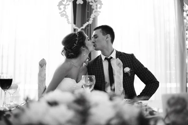 Vackra Unga Brudparet Stilig Sitter Vid Middagsbordet Bröllopsdagen Och Kyssar — Stockfoto
