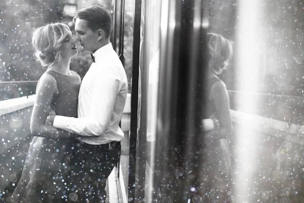 genç kadın ve adam akşam giysileri