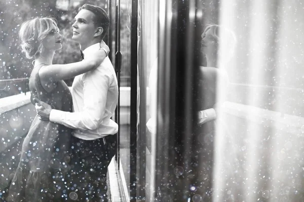 genç kadın ve adam akşam giysileri