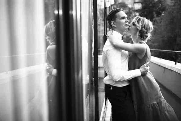 Mujer joven y hombre en ropa de noche —  Fotos de Stock