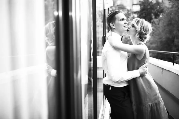 Jovem Casal Amor Beijando Varanda Preto Branco — Fotografia de Stock