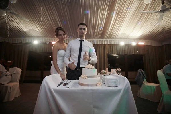 Gelin ve damat pasta kesiyor.  