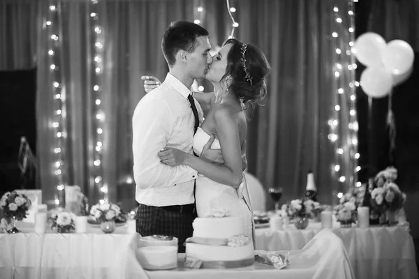 Bruid en bruidegom op trouwdag — Stockfoto