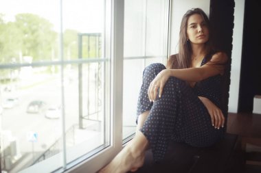 Pencere üzerinde genç kadın