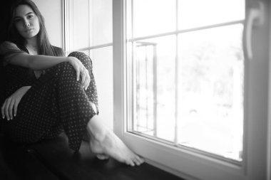 Pencere üzerinde genç kadın