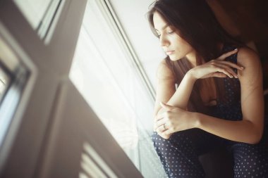 Pencere üzerinde genç kadın