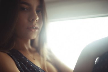 Pencere üzerinde genç kadın