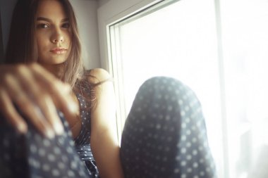 Pencere üzerinde genç kadın