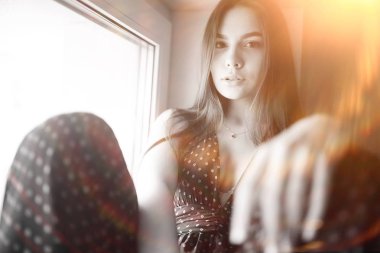 Pencere üzerinde genç kadın