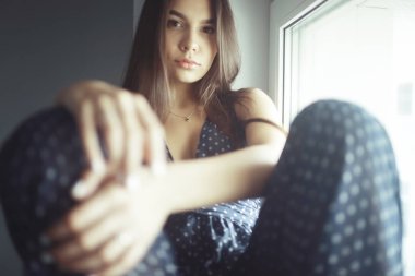 Pencere üzerinde genç kadın