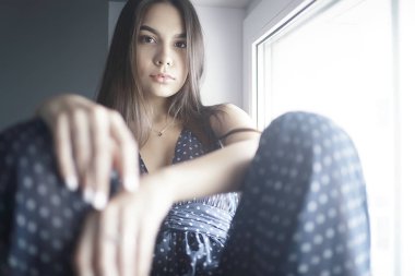 Pencere üzerinde genç kadın