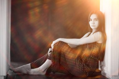 katta evde oturan kadın 