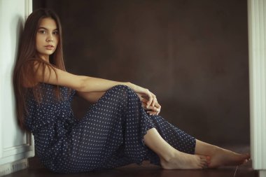 katta evde oturan kadın 