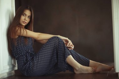 katta evde oturan kadın 