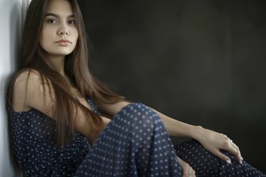 katta evde oturan kadın 