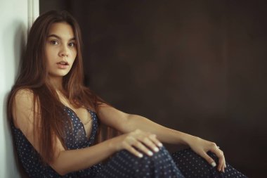 katta evde oturan kadın 