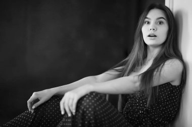 katta evde oturan kadın 