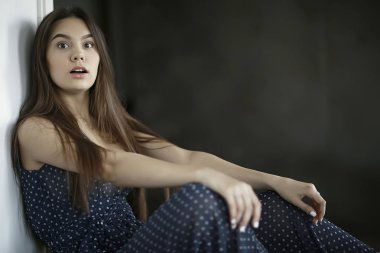 katta evde oturan kadın 