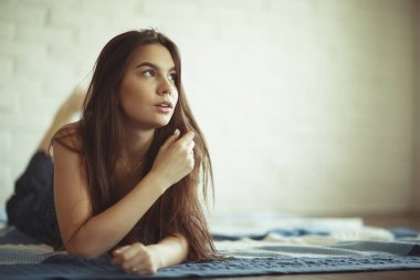 Kadın evde dinleniyor.