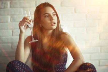 Şampanya ile genç kadın