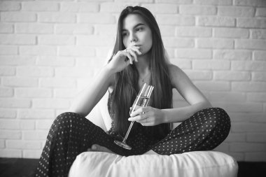 Şampanya ile genç kadın